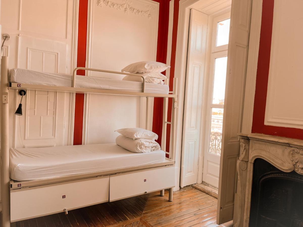Bed in 6-Bed Female Dormitory Room with Shared Bathroom